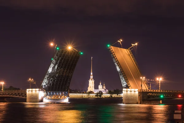 Offene Zugbrücke in der Nacht in st. petersburg russland — Stockfoto