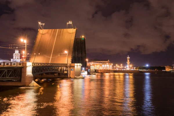 Nyitott felvonóhíd éjjel St. Petersburg, Oroszország — Stock Fotó