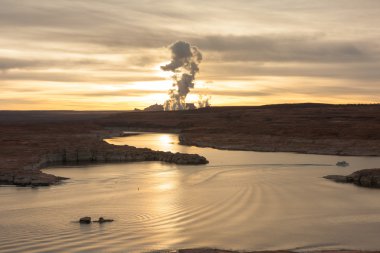 Lake Powell gündoğumu, bulutlar ve güneş ışığı