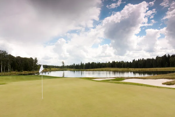 Γήπεδο γκολφ και άσπρα σύννεφα — Φωτογραφία Αρχείου