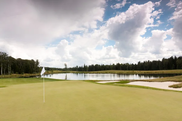 Golfové hřiště a bílé mraky — Stock fotografie