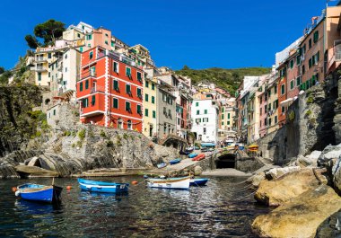Riomaggiore Köyü cliff kayalar ve deniz