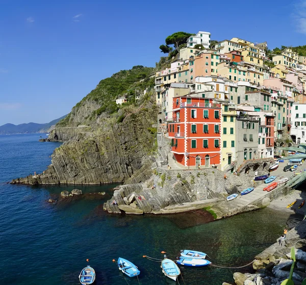 Riomaggiore vesnice na útesu skály a moře — Stock fotografie