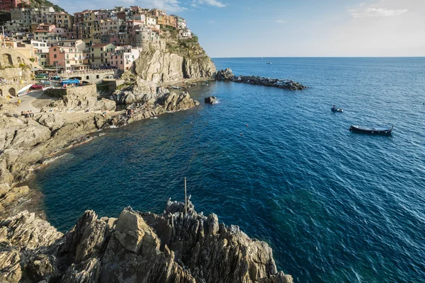 Pueblo de Manarola, rocas y mar al atardecer. Cinque Terre, Italia — Foto de Stock
