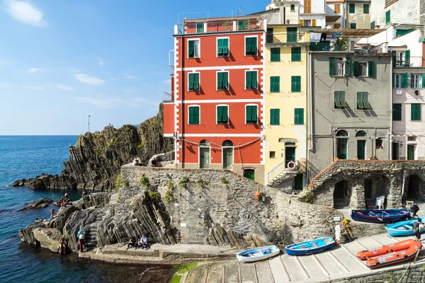 Riomaggiore pueblo en las rocas del acantilado y el mar — Foto de Stock