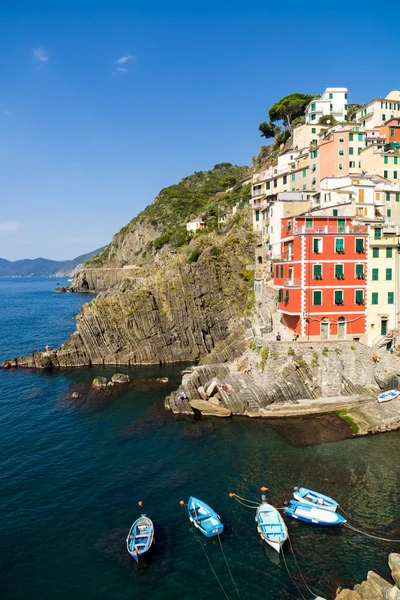 Riomaggiore vesnice na útesu skály a moře — Stock fotografie