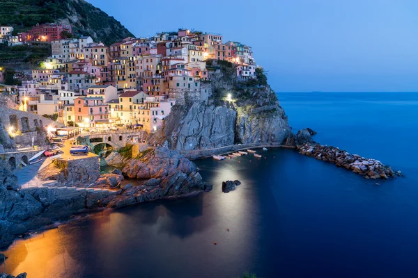 Színes falu Manarola a Cinque Terre festői éjszakai látképe, — Stock Fotó