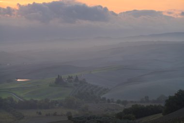 Güneş doğmadan önce sis Tuscany'de