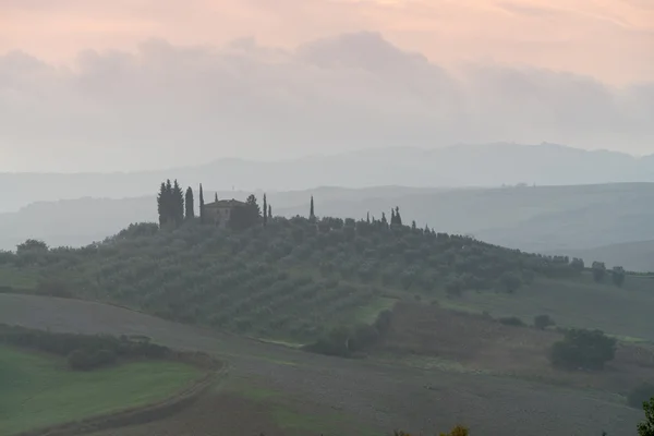 Тоскана в тумане до восхода солнца — стоковое фото