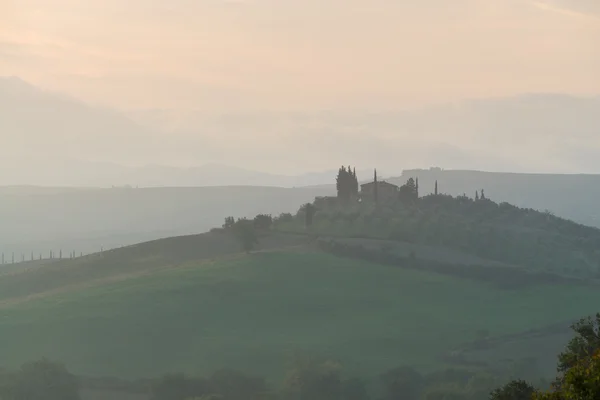 Toscana nella nebbia prima dell'alba — Foto Stock