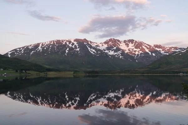 Norwegische Landschaft bei Sonnenuntergang — Stockfoto