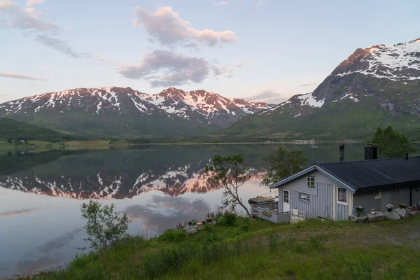 Paisagem norwegian no por do sol — Fotografia de Stock