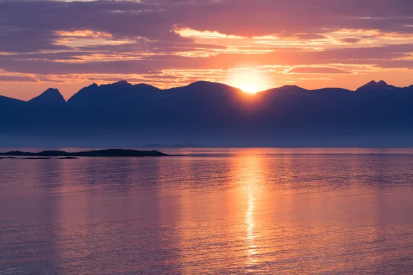 Norwegische Landschaft bei Sonnenuntergang lizenzfreie Stockfotos
