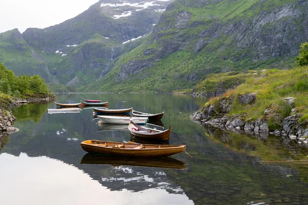 Barcos nas cordas em Noruega — Fotografia de Stock