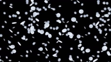 Siyah arka planda bir sürü beyaz hap uçurmak. Tıp konsepti. Hastalıkların tedavisi için haplar. Tıbbi malzemelerin 3 boyutlu döngü animasyonu.