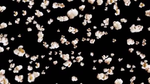 Viele Popcorn Fliegen Auf Schwarzem Hintergrund Weißes Salziges Popcorn Gesunde — Stockvideo