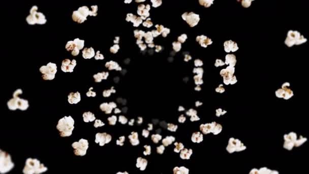 在黑色背景上飞行的爆米花很多 白咸味爆米花健康食品 玉米种子 爆米花旋转的3D循环动画 — 图库视频影像
