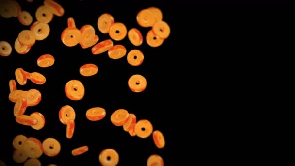 Fliegen Viele Einfache Donuts Auf Schwarzem Hintergrund Krapfenkuchen Süßspeisen Dessert — Stockvideo