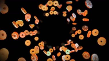 Siyah arka planda bir sürü renkli çörek uçurmak. Çörek, şekerleme, tatlı. Donut dönüşünün 3 boyutlu animasyonu. Döngü canlandırması.