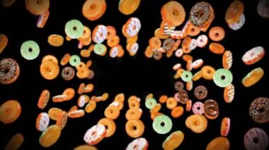 Siyah arka planda bir sürü renkli çörek uçurmak. Çörek, şekerleme, tatlı. Donut dönüşünün 3 boyutlu animasyonu. Döngü canlandırması.