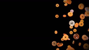 Siyah arka planda bir sürü renkli çörek uçurmak. Çörek, şekerleme, tatlı. Donut dönüşünün 3 boyutlu animasyonu. Döngü canlandırması.