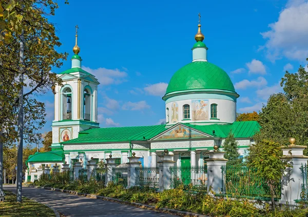 Kerk van de heilige drie-eenheid op de Mussenheuvels in Moskou — Stockfoto