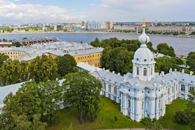 Neva Nehri üzerinden kule Smolny katedral Saint Peter görünümünü