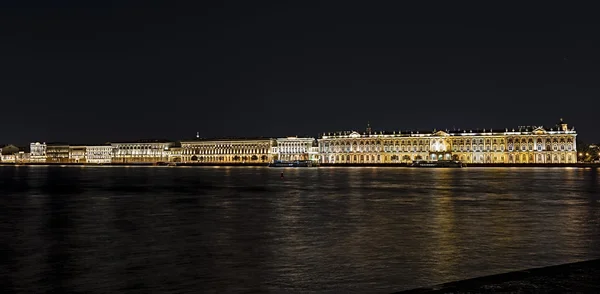 St. Petersburg Neva Rive Palace set of gece görünümü