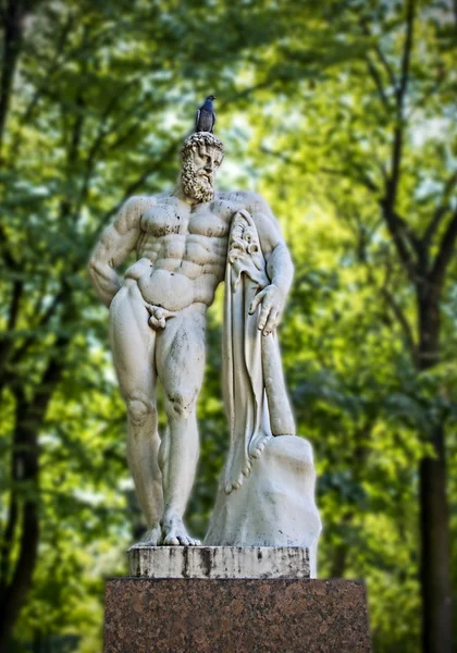 Herkules-Statue im Park — Stockfoto