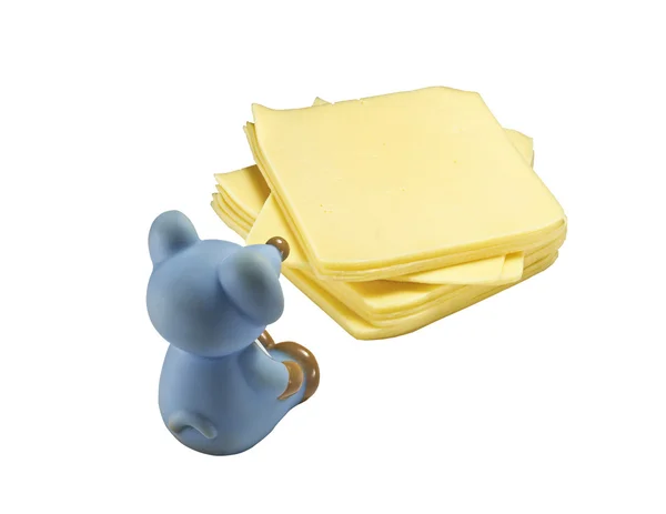 치즈의 스택 앞에 앉아 장난감 마우스 — 스톡 사진