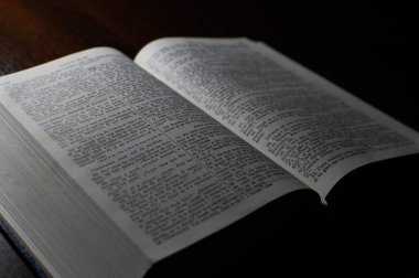 Tahta bir masa üzerinde Hıristiyan İncili Aç 