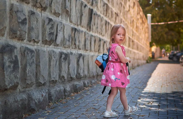 Petite fille dès son premier jour à l'école. enfant avec sac à dos dans la rue de la ville — Photo