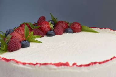 İzole edilmiş beyaz arka planda taze ev yapımı meyveli pastaya yakın çekim