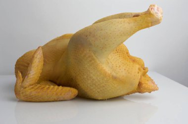 İzole edilmiş çiğ tavuk çayırlarını kapatın. mısırlı horoz