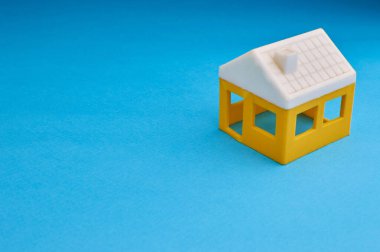  Mavi arka planda ev modeli. Emlak konsepti oyuncak evi. Özel mülk