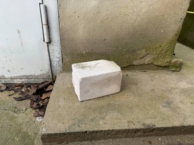 Beyaz bir tuğla yıpranmış betonun üzerinde duruyor. Mimari projeler, inşaat temaları ya da kavramsal tasarımlar için mükemmel. Bu sahne basitlik ve dokuyu çağrıştırıyor.