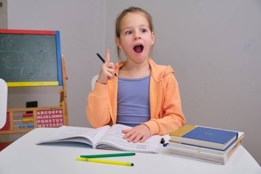 Çalışma sırasında masadaki bir kızın aklına büyük bir fikir geliyor. Heyecan ve keşif. Okul zamanı, ev içi. Eğitim, çocuk gelişimi. Ticari kullanım için olumlu duygu