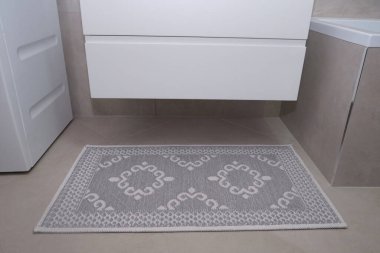 Banyo içinizi bu davetkar görüntüyle yükseltin. Şık, gri bir halı, rahat ve temiz bir atmosfer sağlıyor. Tasarım ve dekor için mükemmel.