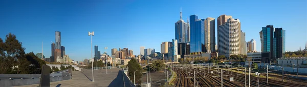 Melbourne skyline och tåg spår — Stockfoto