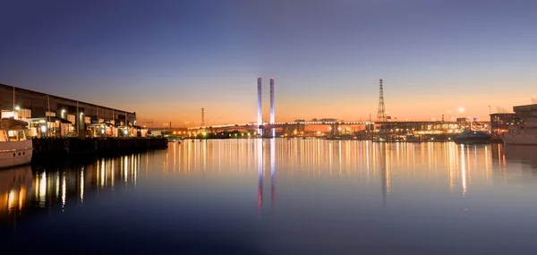 Bolt bridge återspeglas i melbournes yarra river — Stockfoto