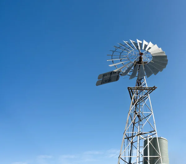 Ветер мельница на австралийской ферме — стоковое фото