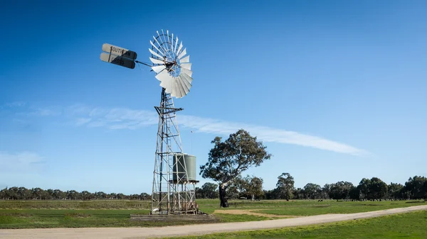 Moinho de vento em uma fazenda australiana Fotografia De Stock