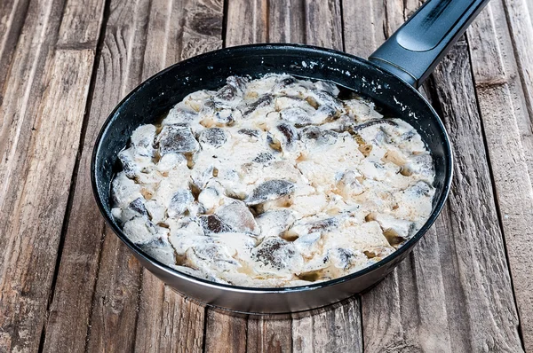 Gebakken champignons pan op houten achtergrond — Stockfoto