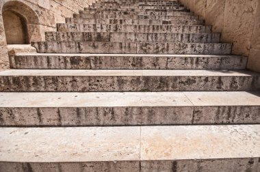 Eski kulenin antik taş merdivenleri