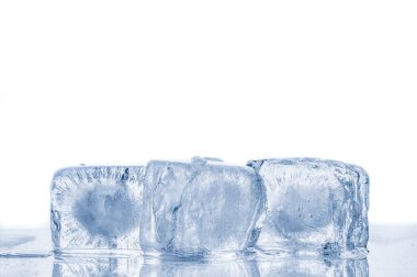 Erimiş buz küpleri beyaz arkaplanda izole edildi