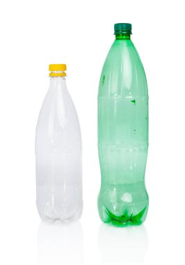 Beyaz arka planda iki boş plastik şişe.