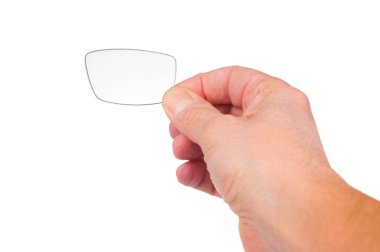 Beyaz arka planda gözlük merceği tutan bir adam.