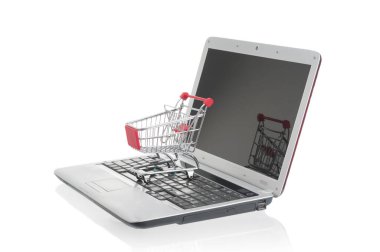 Beyaz arka planda dizüstü bilgisayarla alışveriş yapmak