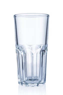 Boş su bardağı beyaz arkaplanda izole edilmiş.