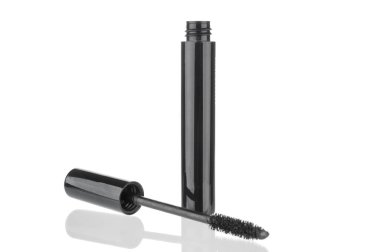 Siyah rimel şişesi ve fırça beyaz arka planda izole edilmiş yakın plan